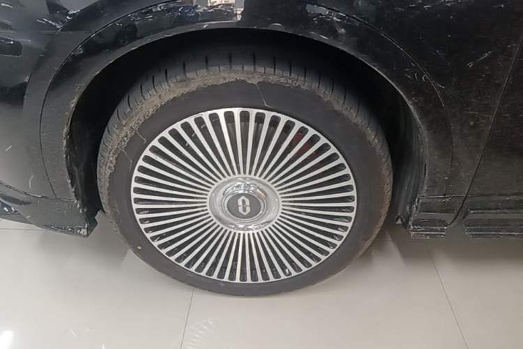 Used Hima AITO M9 2025 Extended-Range Ultra Version 52 kWh 5-Seater Edition Left Front Wheel Hub