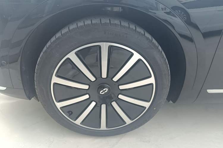 Used Hima AITO M9 2025 Extended-Range Ultra Version 52 kWh 5-Seater Edition Left Front Wheel Hub