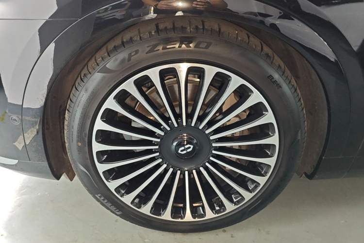 Used Hima AITO M9 2025 Extended-Range Max Version 52 kWh 6-Seater Edition Left Front Wheel Hub