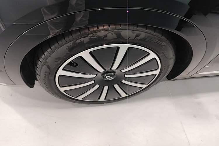 Used Hima AITO M9 2025 Extended-Range Max Version 52 kWh 6-Seater Edition Left Front Wheel Hub