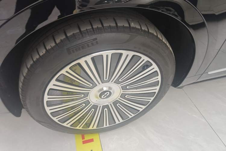 Used Hima AITO M9 2025 Pure Electric Ultra Version 100 kWh 6-Seater Model Left Front Wheel Hub