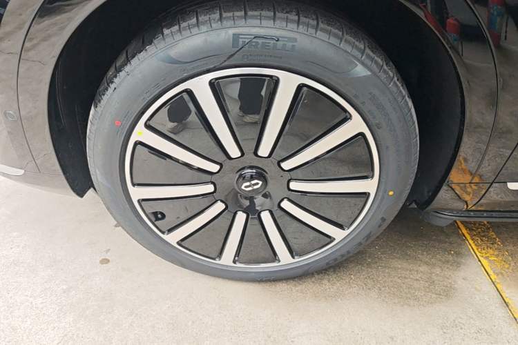 Used Hima AITO M9 2025 Model Range-Extended Ultra Edition 52kWh 6-seater (896-line LiDAR) Left Front Wheel Hub