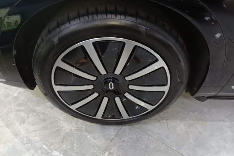 Used Hima AITO M9 2025 Extended-Range Ultra Version 52 kWh 6-Seater Left Front Wheel Hub