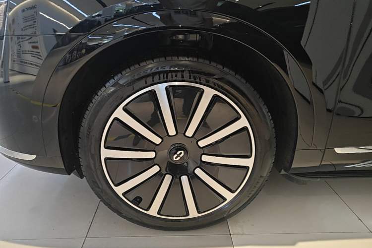 Used Hima AITO M9 2025 Extended-Range Ultra Version 52 kWh 6-Seater Left Front Wheel Hub