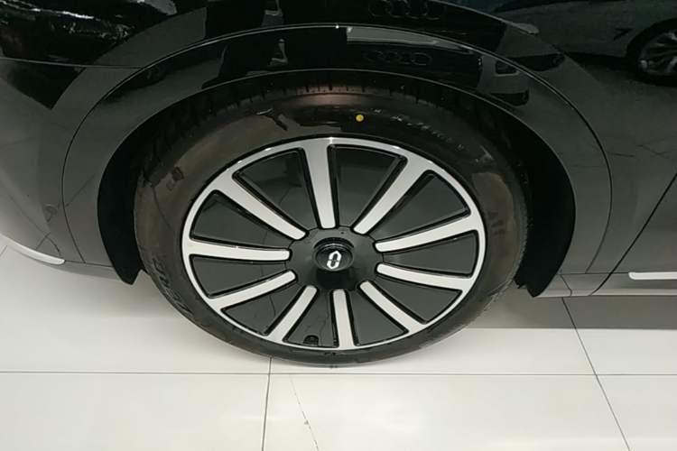 Used Hima AITO M9 2025 Extended-Range Max Version 52 kWh 5-Seater Edition Left Front Wheel Hub