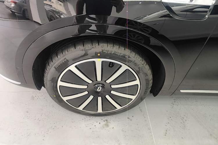 Used Hima AITO M9 2025 Extended-Range Max Version 52 kWh 6-Seater Edition Left Front Wheel Hub
