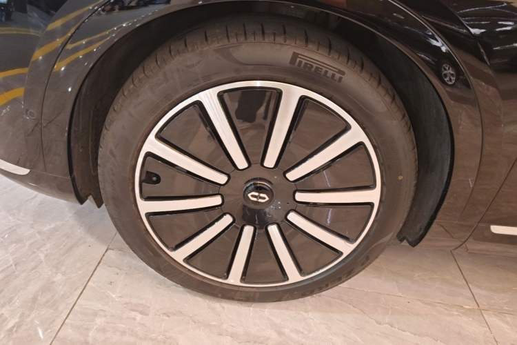 Used Hima AITO M9 2025 Extended-Range Max Version 52 kWh 6-Seater Edition Left Front Wheel Hub