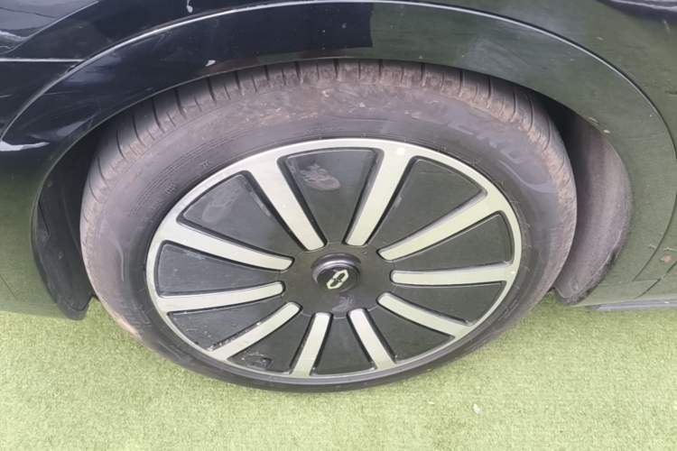 Used Hima AITO M9 2025 Extended-Range Max Version 52 kWh 6-Seater Edition Left Front Wheel Hub