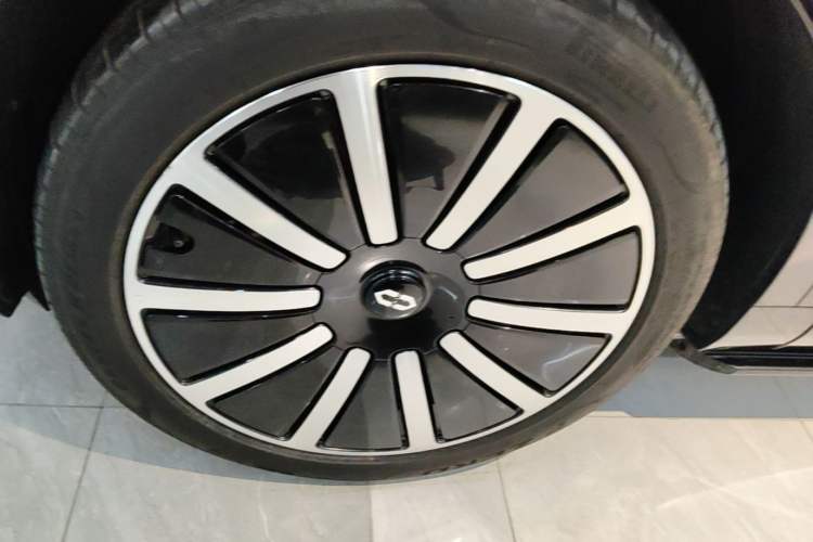 Used Hima AITO M9 2025 Extended-Range Ultra Version 52 kWh 6-Seater Left Front Wheel Hub