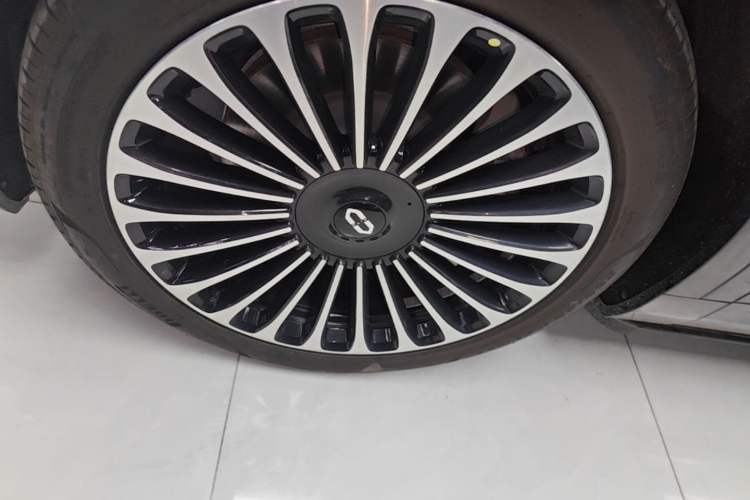 Used Hima AITO M9 2025 Extended-Range Ultra Version 52 kWh 6-Seater Left Front Wheel Hub