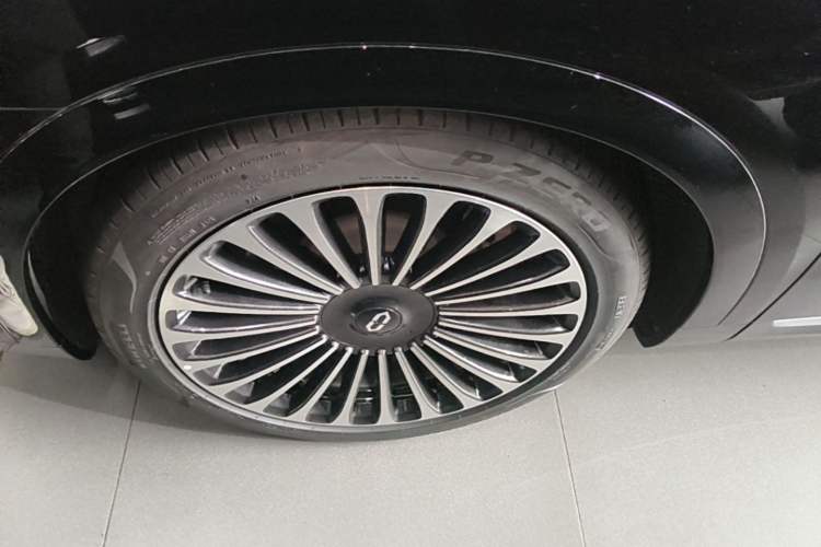 Used Hima AITO M9 2025 Extended-Range Ultra Version 52 kWh 6-Seater Left Front Wheel Hub