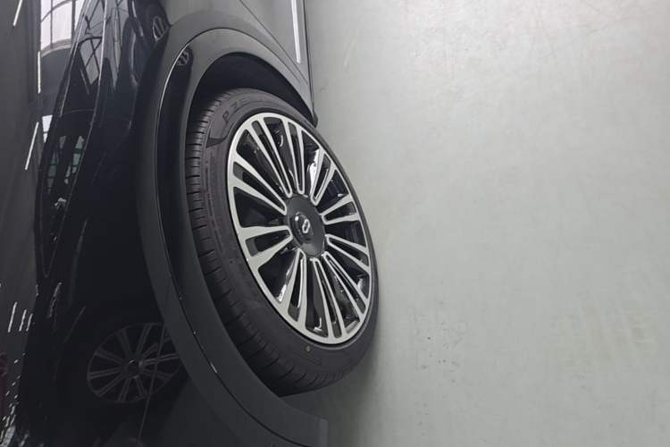 Used Hima AITO M9 2025 Extended-Range Ultra Version 52 kWh 5-Seater Edition Left Front Wheel Hub