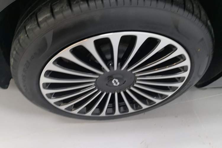 Used Hima AITO M9 2025 Extended-Range Ultra Version 52 kWh 6-Seater Left Front Wheel Hub