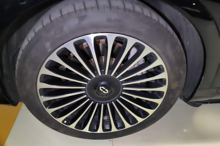 Used Hima AITO M9 2025 Extended-Range Ultra Version 52 kWh 6-Seater Left Front Wheel Hub