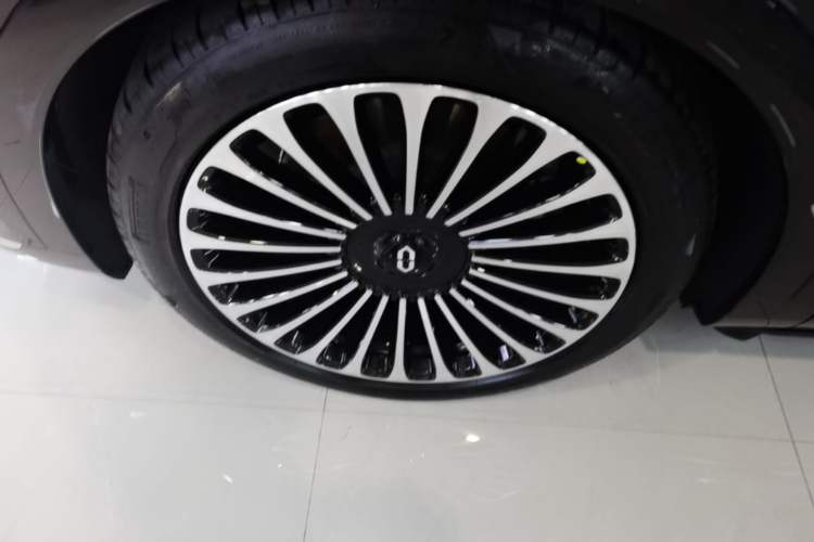 Used Hima AITO M9 2025 Extended-Range Ultra Version 52 kWh 6-Seater Left Front Wheel Hub