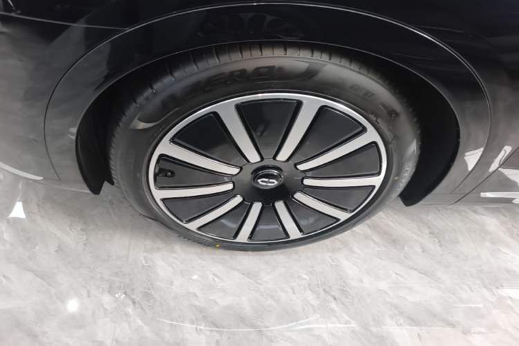 Used Hima AITO M9 2025 Extended-Range Ultra Version 52 kWh 5-Seater Edition Left Front Wheel Hub