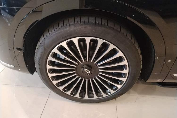 Used Hima AITO M9 2025 Extended-Range Ultra Version 52 kWh 6-Seater Left Front Wheel Hub