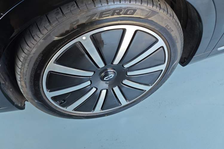 Used Hima AITO M9 2025 Extended-Range Max Version 52 kWh 6-Seater Edition Left Front Wheel Hub
