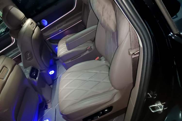 Used Hima AITO M9 2025 Extended-Range Ultra Version 52 kWh 6-Seater Left Rear Seat