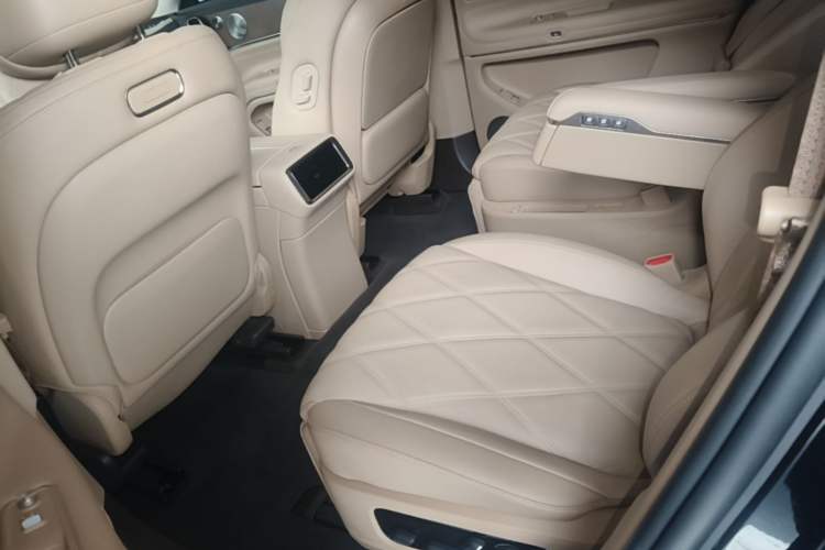 Used Hima AITO M9 2025 Extended-Range Ultra Version 52 kWh 6-Seater Left Rear Seat