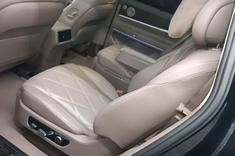 Used Hima AITO M9 2025 Extended-Range Ultra Version 52 kWh 6-Seater Left Rear Seat