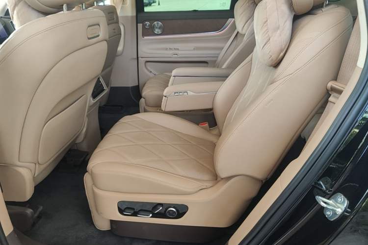 Used Hima AITO M9 2025 Extended-Range Ultra Version 52 kWh 6-Seater Left Rear Seat
