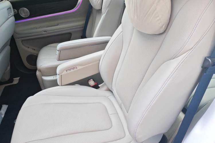 Used Hima AITO M9 2025 Pure Electric Ultra Version 100 kWh 6-Seater Model Left Rear Seat