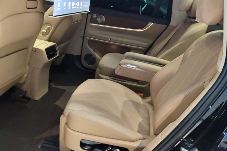 Used Hima AITO M9 2025 Extended-Range Ultra Version 52 kWh 6-Seater Left Rear Seat