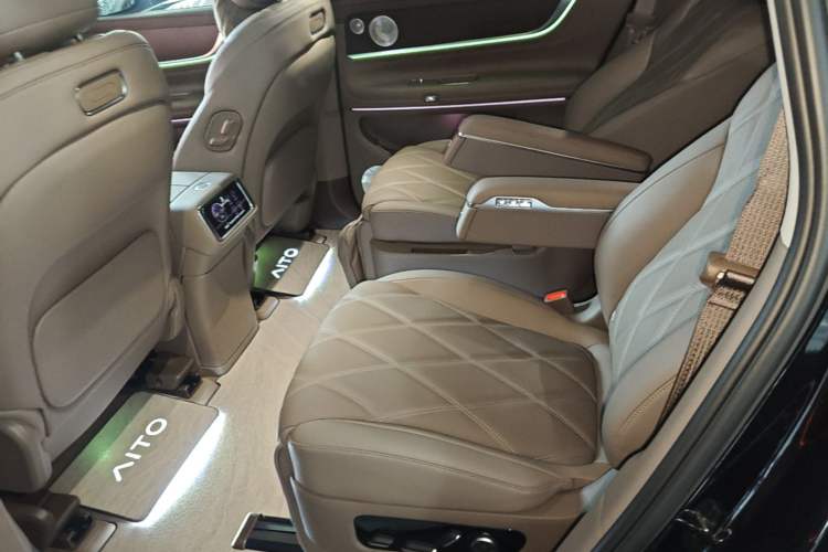 Used Hima AITO M9 2025 Extended-Range Max Version 52 kWh 6-Seater Edition Left Rear Seat