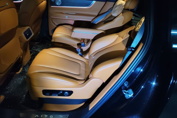 Used Hima AITO M9 2025 Extended-Range Ultra Version 52 kWh 6-Seater Left Rear Seat