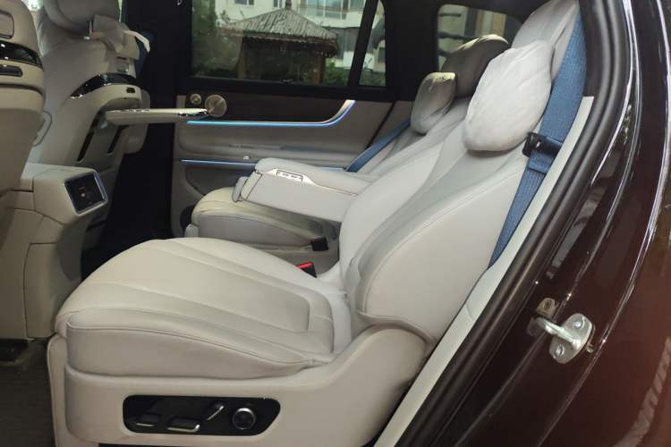 Used Hima AITO M9 2025 Extended-Range Ultra Version 52 kWh 6-Seater Left Rear Seat