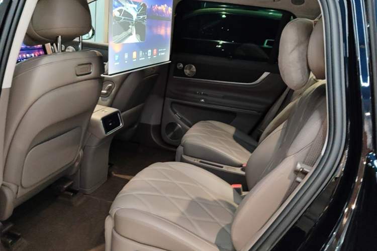 Used Hima AITO M9 2025 Extended-Range Ultra Version 52 kWh 6-Seater Left Rear Seat
