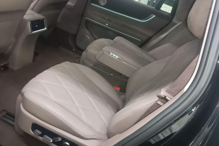 Used Hima AITO M9 2025 Extended-Range Ultra Version 52 kWh 6-Seater Left Rear Seat
