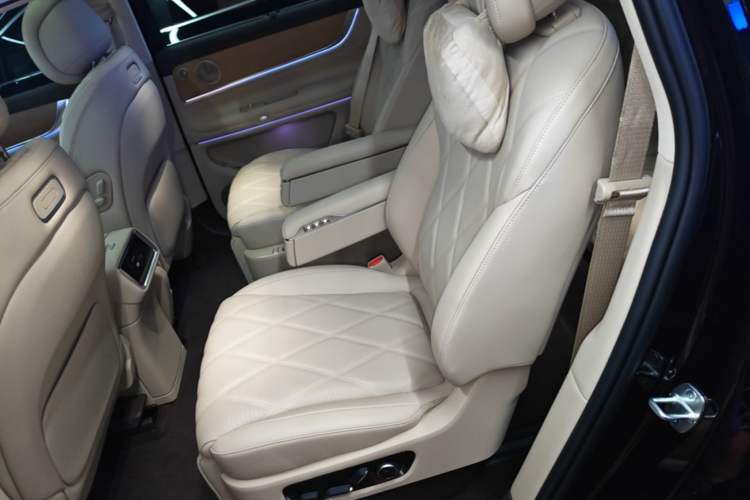 Used Hima AITO M9 2025 Extended-Range Ultra Version 52 kWh 6-Seater Left Rear Seat