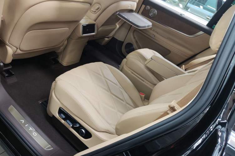 Used Hima AITO M9 2025 Extended-Range Ultra Version 52 kWh 6-Seater Left Rear Seat