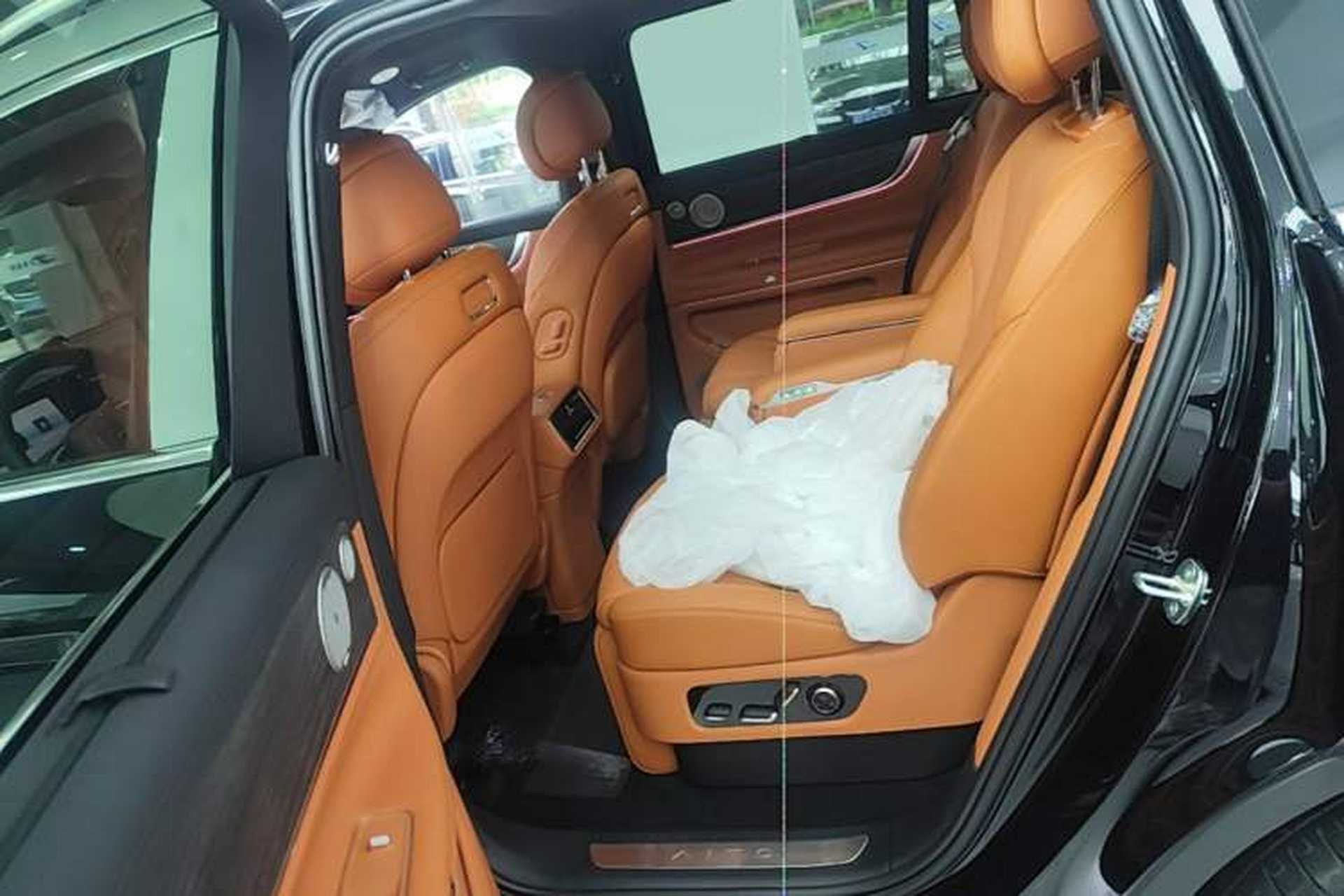 Used Hima AITO M9 2025 Extended-Range Max Version 52 kWh 6-Seater Edition Left Rear Seat