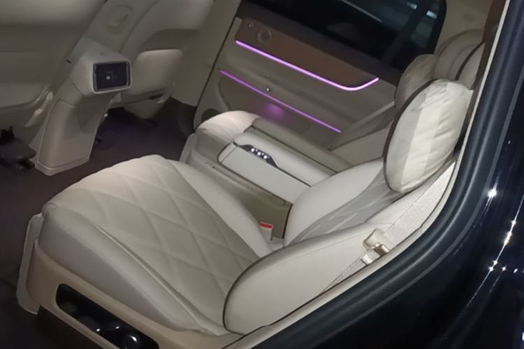Used Hima AITO M9 2025 Extended-Range Ultra Version 52 kWh 6-Seater Left Rear Seat