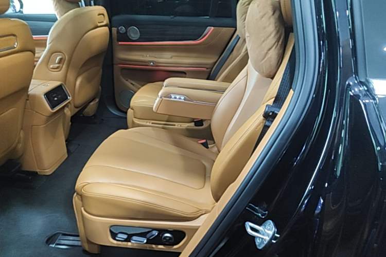 Used Hima AITO M9 2025 Extended-Range Ultra Version 52 kWh 6-Seater Left Rear Seat