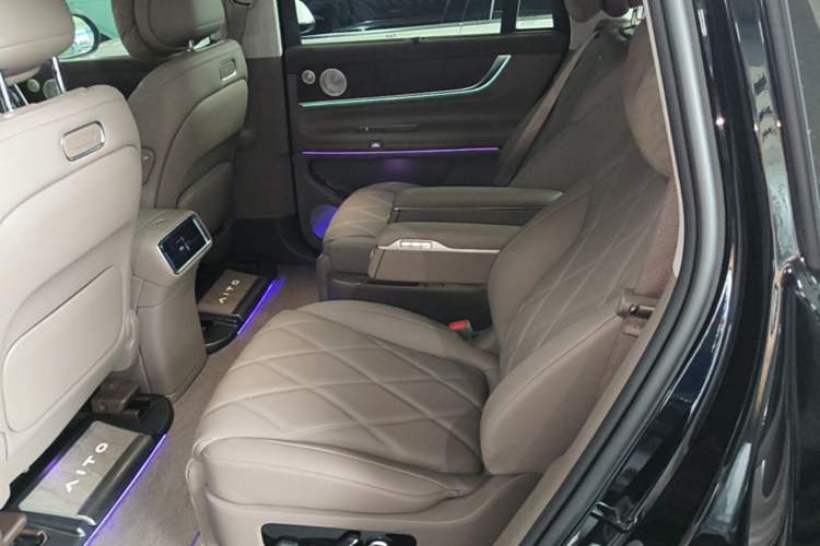 Used Hima AITO M9 2025 Extended-Range Ultra Version 52 kWh 6-Seater Left Rear Seat