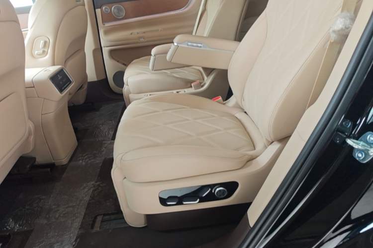 Used Hima AITO M9 2025 Model Range-Extended Ultra Edition 52kWh 6-seater (896-line LiDAR) Left Rear Seat