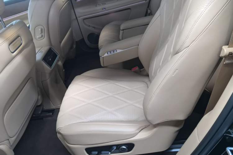 Used Hima AITO M9 2025 Extended-Range Ultra Version 52 kWh 6-Seater Left Rear Seat