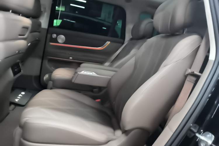 Used Hima AITO M9 2025 Extended-Range Ultra Version 52 kWh 6-Seater Left Rear Seat