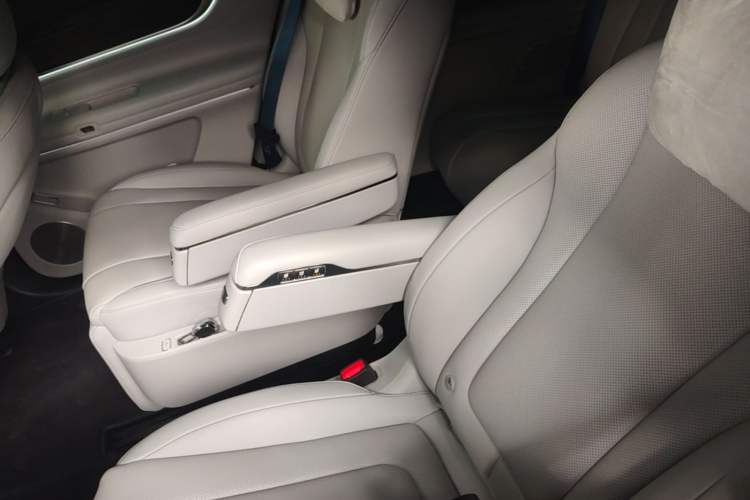 Used Hima AITO M9 2025 Pure Electric Ultra Version 100 kWh 6-Seater Model Left Rear Seat