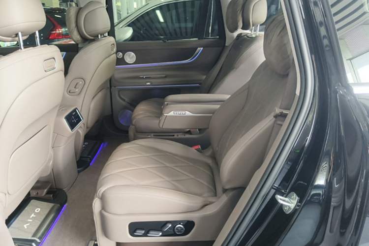 Used Hima AITO M9 2025 Extended-Range Ultra Version 52 kWh 6-Seater Left Rear Seat