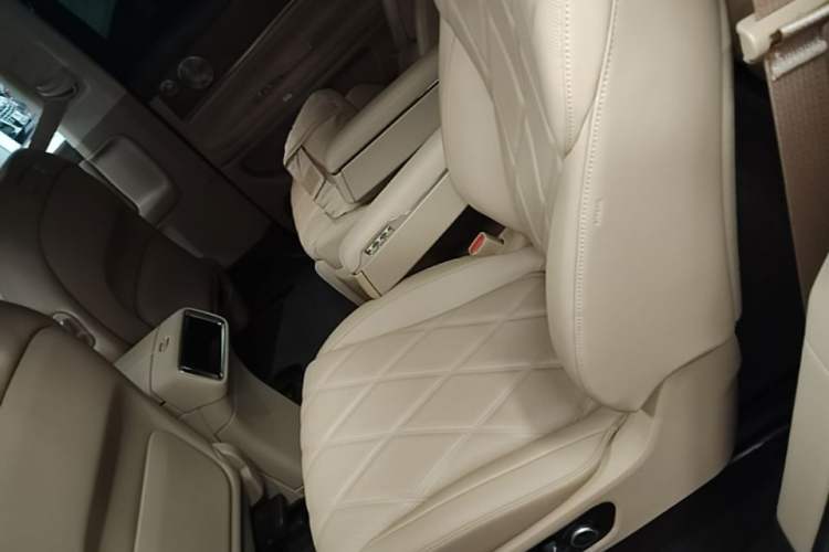 Used Hima AITO M9 2025 Extended-Range Ultra Version 52 kWh 6-Seater Left Rear Seat