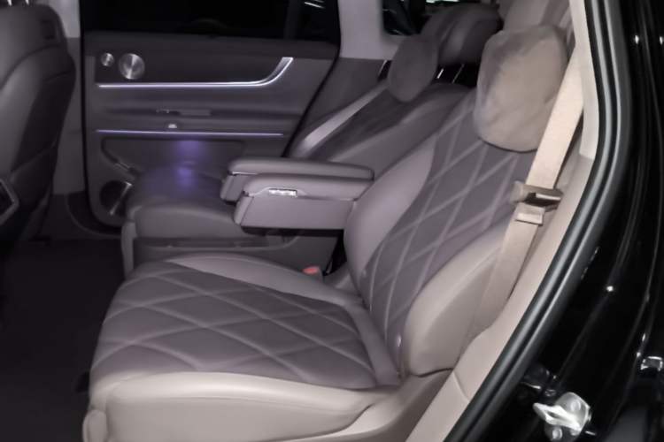 Used Hima AITO M9 2025 Extended-Range Ultra Version 52 kWh 6-Seater Left Rear Seat