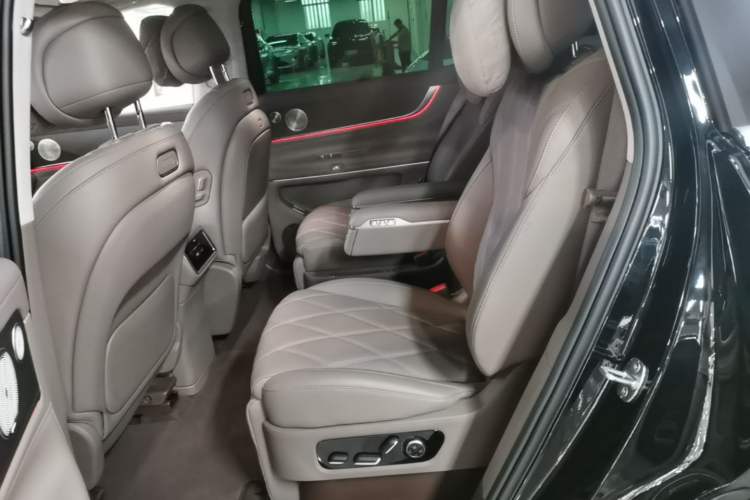 Used Hima AITO M9 2025 Extended-Range Ultra Version 52 kWh 6-Seater Left Rear Seat