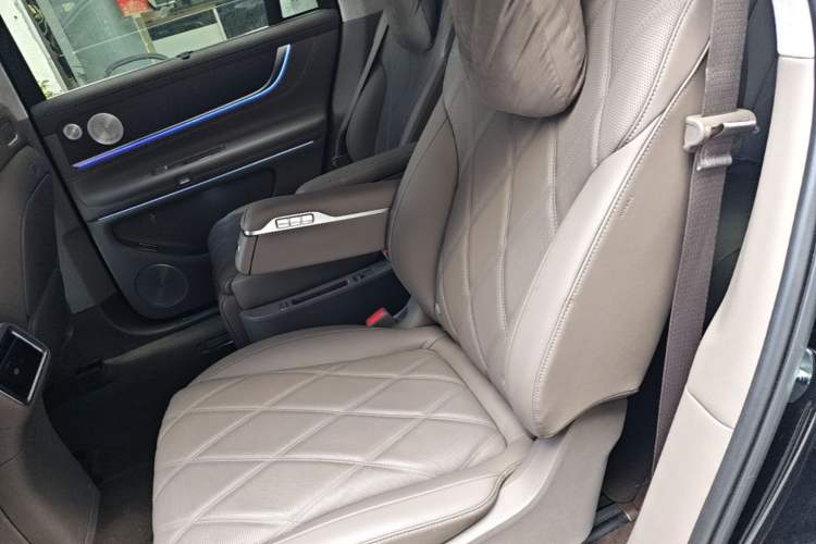 Used Hima AITO M9 2025 Extended-Range Ultra Version 52 kWh 6-Seater Left Rear Seat