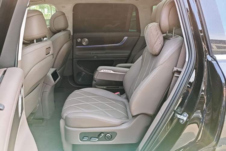 Used Hima AITO M9 2025 Extended-Range Ultra Version 52 kWh 6-Seater Left Rear Seat