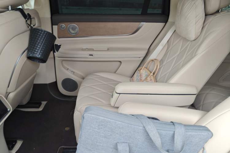 Used Hima AITO M9 2025 Extended-Range Ultra Version 52 kWh 6-Seater Left Rear Seat